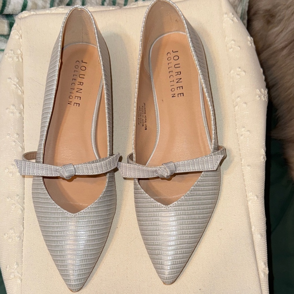 Journee Collection Women's Textured Gray Flats